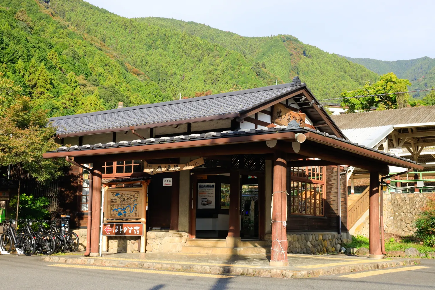 鳩ノ巣駅の駅舎