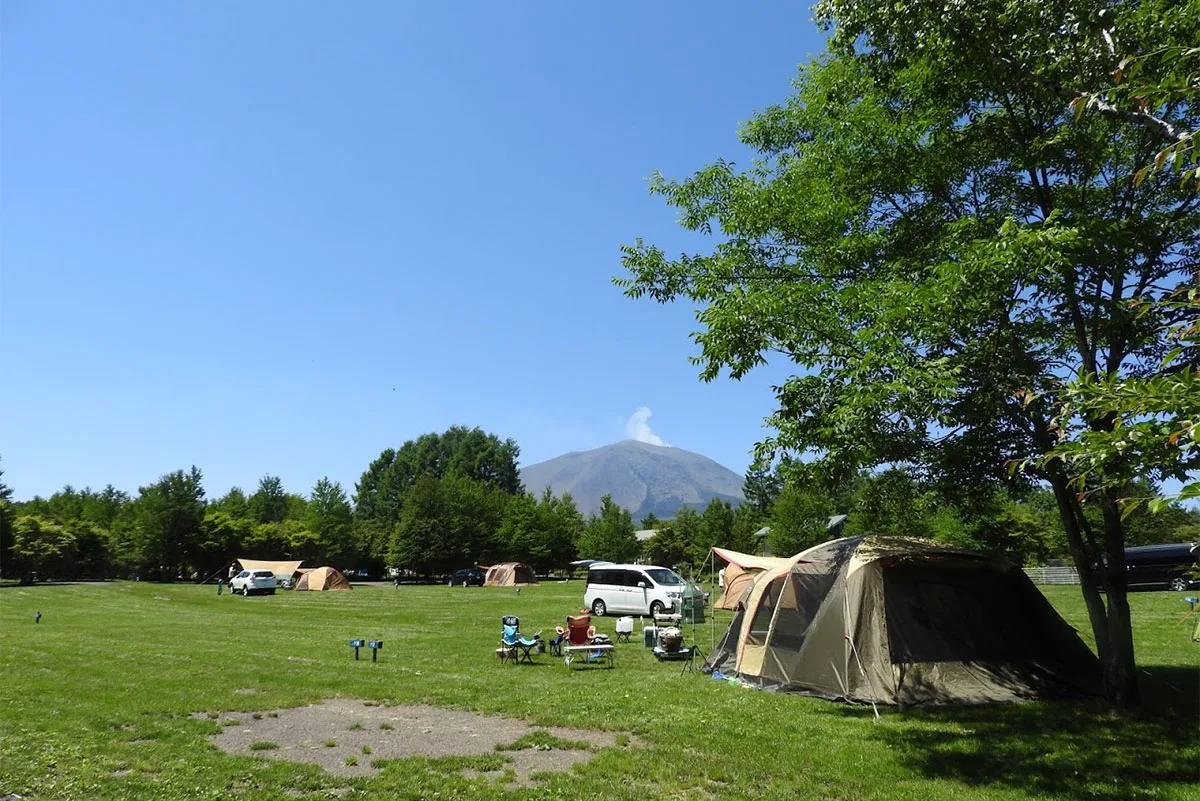北軽井沢スウィートグラスのテントサイトと浅間山