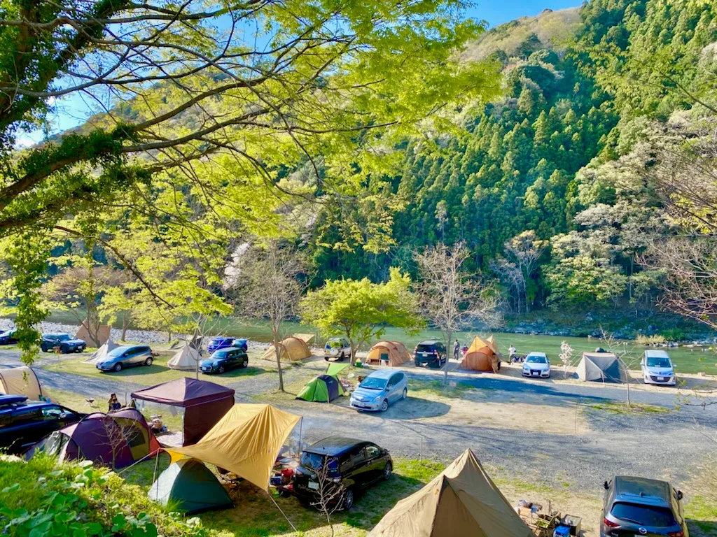 上小川レジャーペンションの久慈川沿いのオートサイト