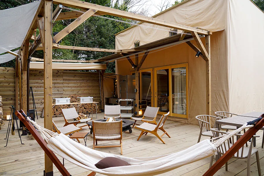 THE BASE GLAMPING YUGAWARAの客室とウッドデッキ