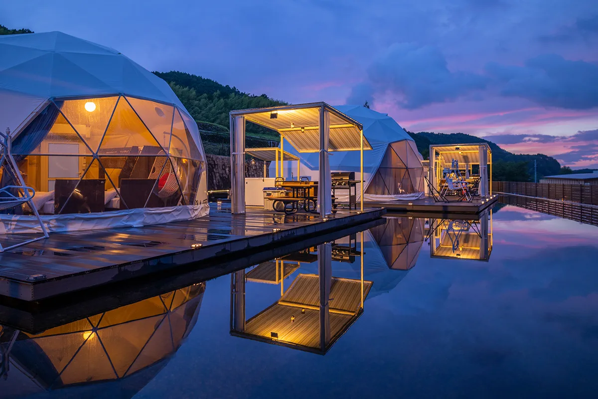 FOREST GLAMPING 牛滝温泉 四季まつりのドームテント（夕暮れ）