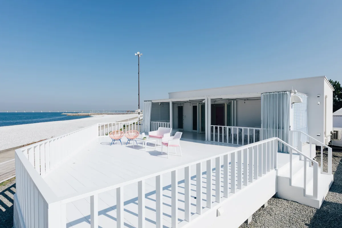 URBAN CAMP HOTEL Marble Beach の白いヴィラとテラス