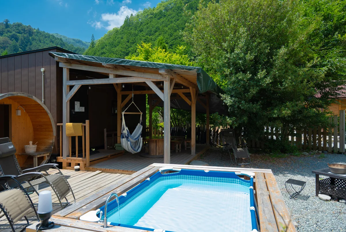 Camp Base Kadojin のバレルサウナと水風呂のあるデッキ