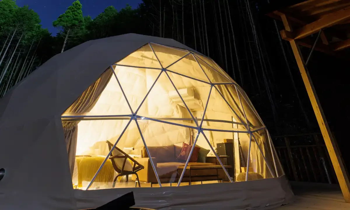 GLAMPING GATE 奈良のドームテント（夜）