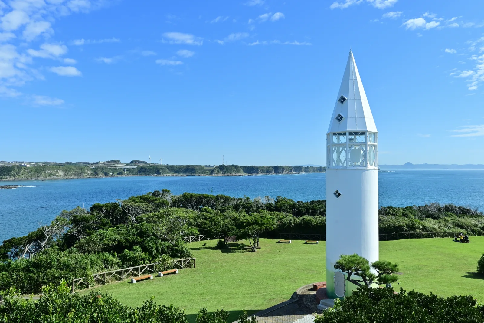 城ヶ島の安房埼灯台と三浦半島の海岸線