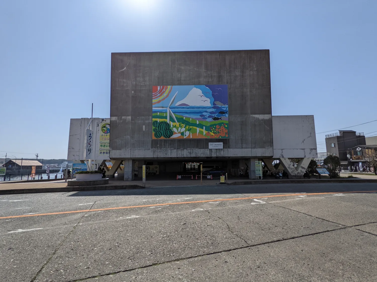 三崎港うらりマルシェの外観