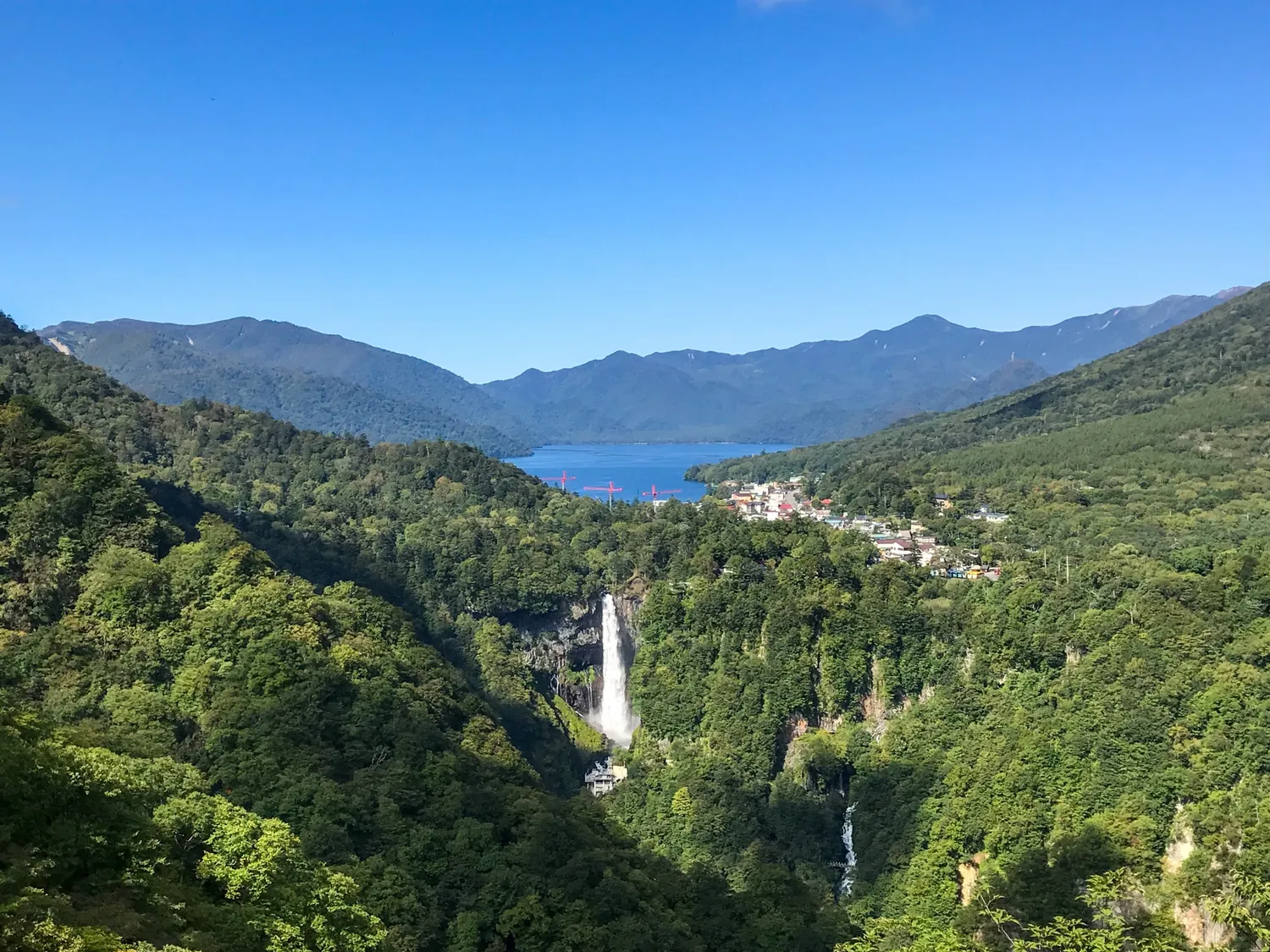 明智平展望台から望む華厳ノ滝と中禅寺湖