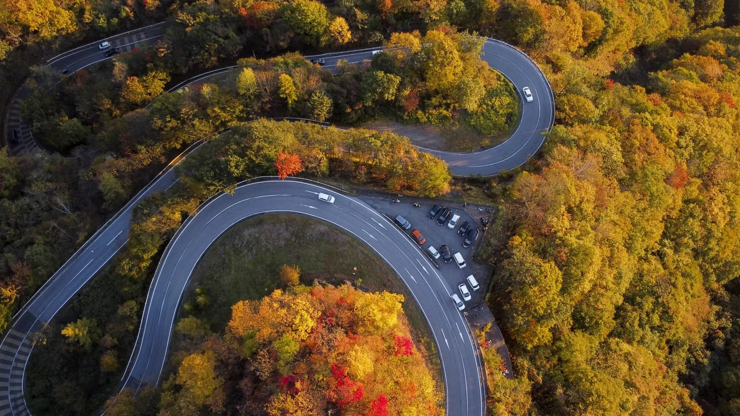 紅葉最盛期のいろは坂のヘアピンカーブ空撮
