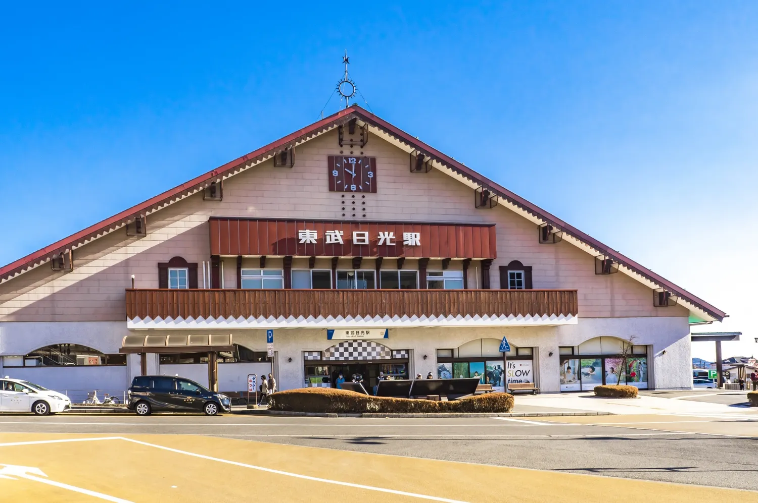 東武日光駅の山小屋風駅舎