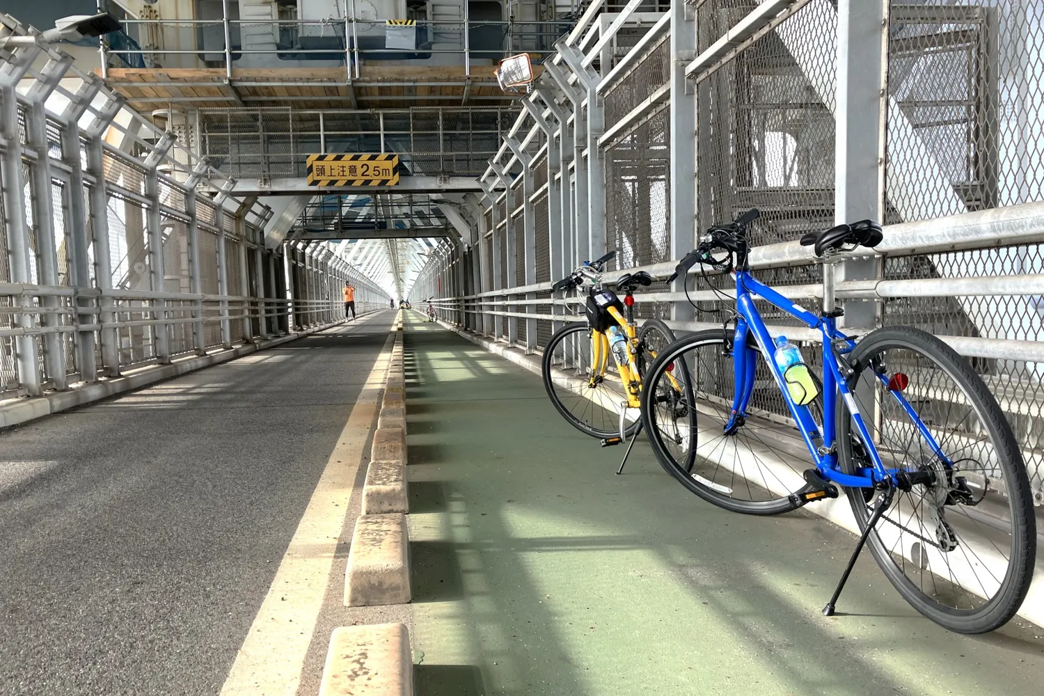 因島大橋の自転車歩行者道を走る自転車