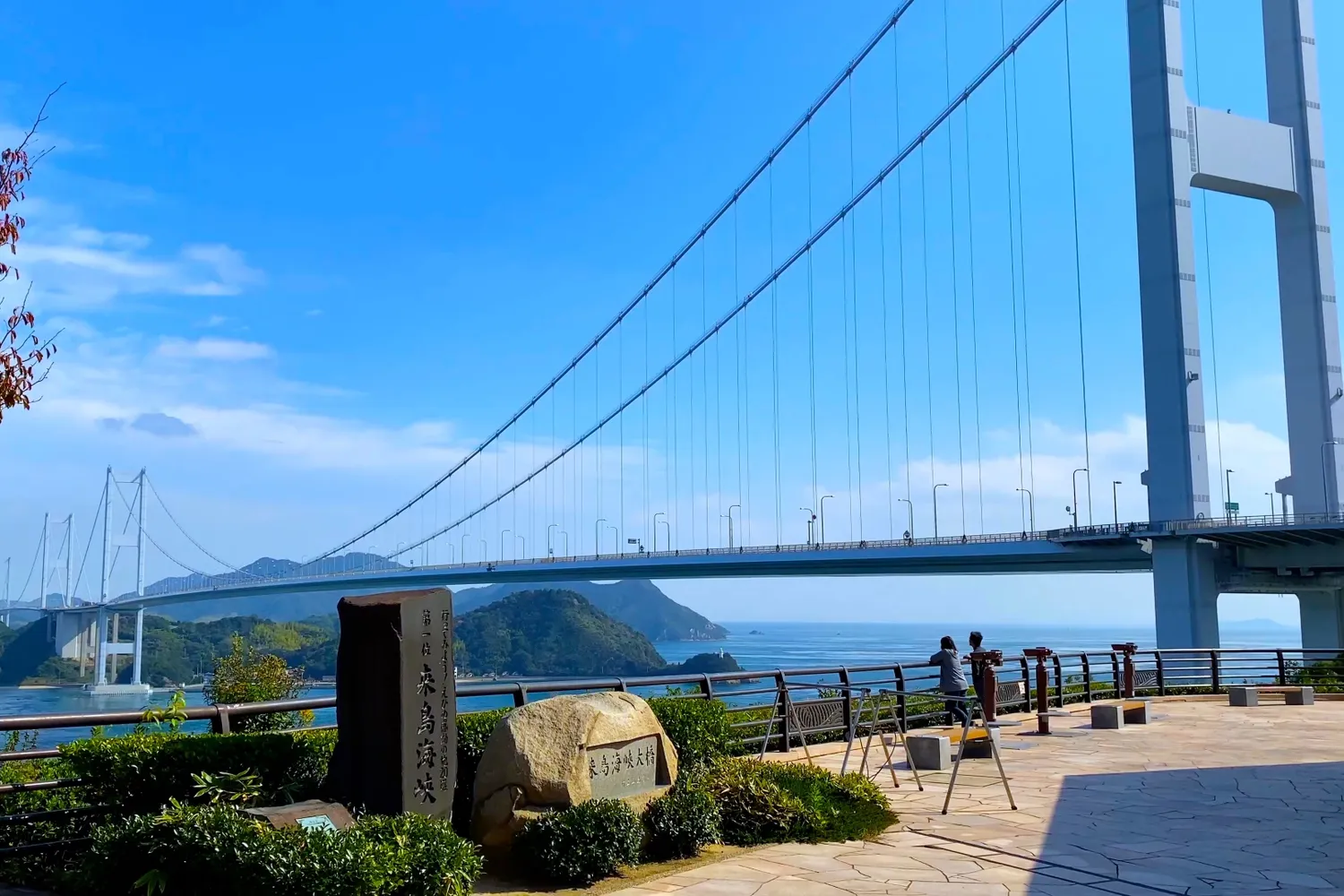 今治側の糸山展望台から見た来島海峡大橋