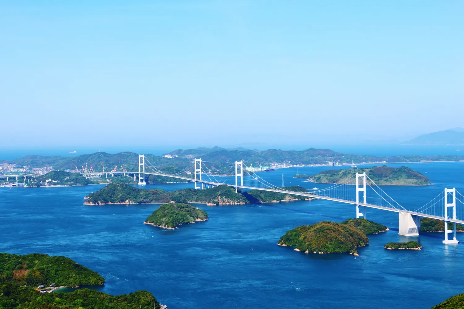 来島海峡大橋と瀬戸内海の多島美