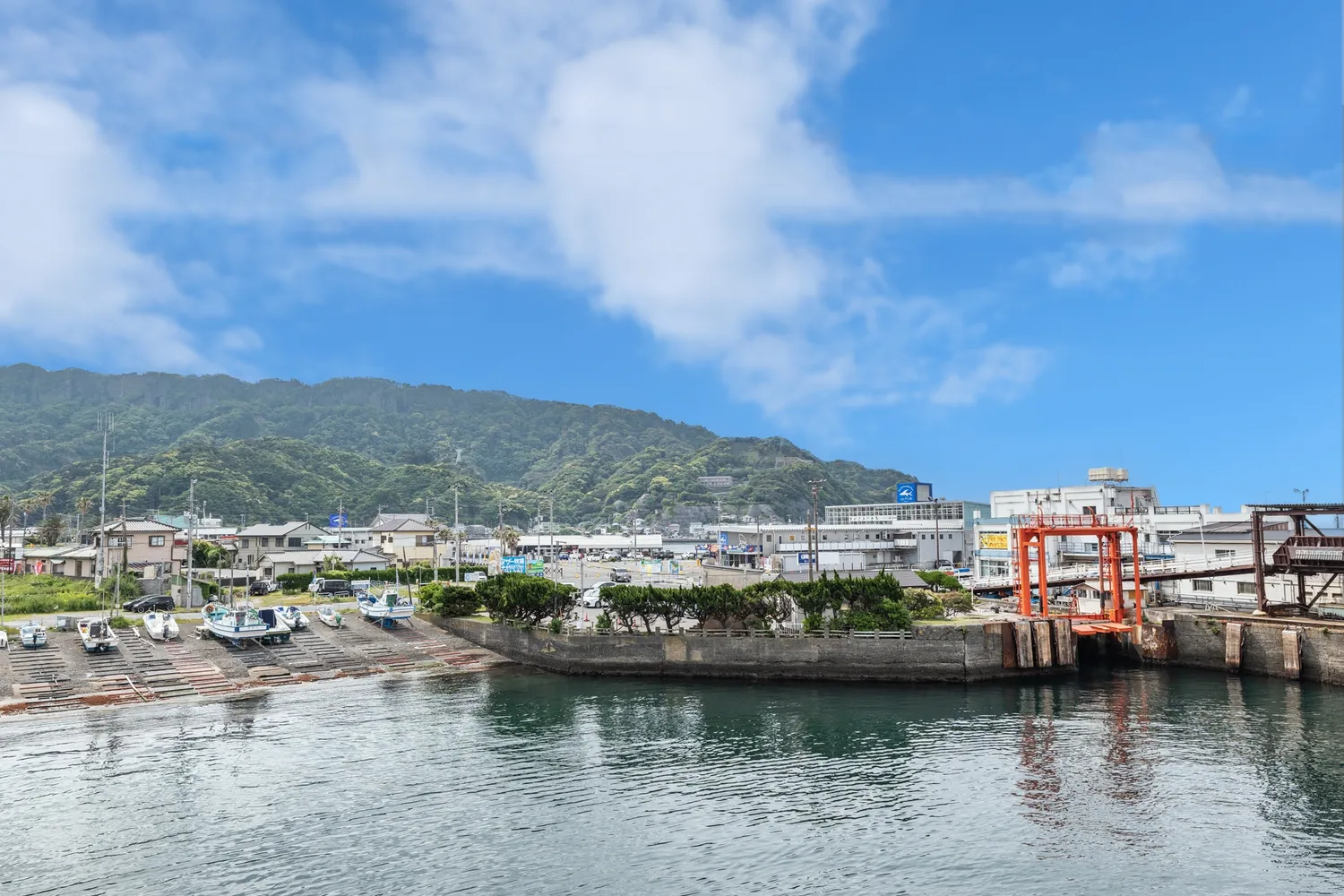 房総側の金谷港と鋸山